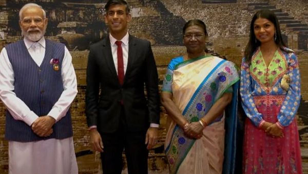 ஜி20 மாநாடு: கை கோர்த்து அழைத்து வந்த மோடி.. உலக தலைவர்களுக்கு ஜனாதிபதி விருந்து அளித்தார்