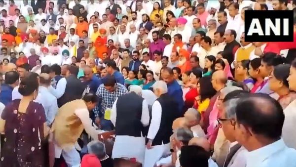 எம்பிக்களோடு பதறிய மோடி! பழைய நாடாளுமன்றத்தில் சரிந்து விழுந்த பாஜக எம்பி.. என்ன நடந்தது? பரபரப்பு