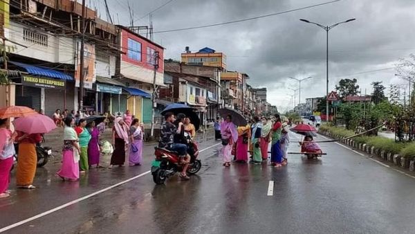 மணிப்பூரில் திக் திக்.. பத்திக்கிட்டு எரியும் நகரங்கள்! 5 இளைஞர்கள் கைதை கண்டித்து முழு அடைப்பு