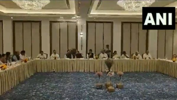 டெல்லிக்கு போன 'காவிரி'! உச்சநீதிமன்றத்தில் நாளை விசாரணை! தமிழ்நாடு, கர்நாடகா அரசுகள் ரொம்ப சீரியஸ்!