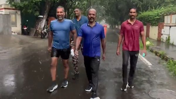 மழையோடு விடிந்த அதிகாலை..சென்னை சாலைகளில் ஆங்காங்கே தண்ணீர்.. உற்சாகமாக வாக்கிங் போன அமைச்சர்