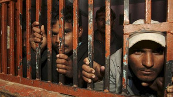 ஜெயிலில் பதற்றம்.. கைதிகள்- வார்டன்கள் இடையே பயங்கர மோதல்.. பிளேடால் கையை அறுத்துக்கொண்டு போராட்டம்!