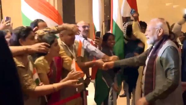 இந்தோனேசியாவில் பிரதமர் மோடி- இந்திய வம்சாவளியினர் பெருந்திரளாக திரண்டு உற்சாக வரவேற்பு!