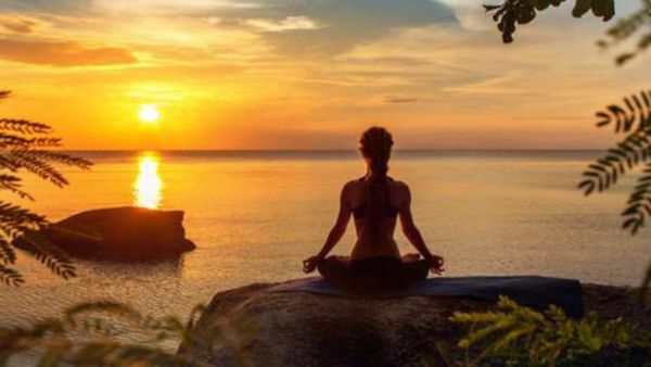 அதிகாலை துயில் எழு.. ஆதவனை வணங்கு.. கோடீஸ்வர யோகம் தரும் சூரிய நமஸ்காரம்!