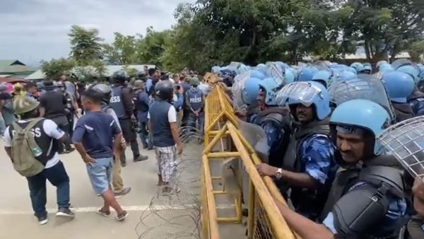 மணிப்பூரில் மீண்டும் பதற்றம்.. துப்பாக்கிச்சூடு.. ராணுவ தடுப்பை மீறி செல்ல முயன்ற போராட்டக்கார்கள்!