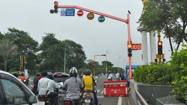 சென்னையில் 300 டிராபிக் சிக்னல்கள்.. இனி எல்லாம் மாறுமே.. போலீஸ் எடுத்த அதிரடி முடிவு