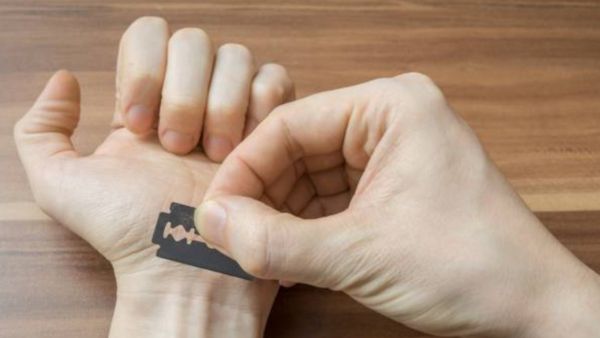 அலறும் கர்நாடகா.. 14 பள்ளி மாணவிகள் கைகளை பிளேடால் வெட்டியதால் பரபரப்பு.. பின்னணியில் ஷாக் தகவல்!