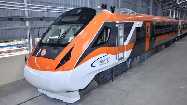 ஆரஞ்சு நிறத்தில் பளபளக்குதே.. தயாராக இருக்கும் வந்தே பாரத்.. எந்த ரூட்டில் ஓடப்போகுது தெரியுமா?