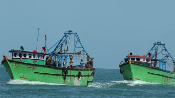 ஷாக்! தமிழக மீனவர்கள் மீது இலங்கை கடற்கொள்ளையர்கள் தாக்குதல்.. பல லட்சம் மதிப்புள்ள பொருட்கள் கொள்ளை