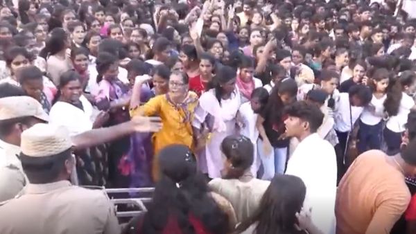 தள்ளுமுள்ளுவில் முடிந்த 