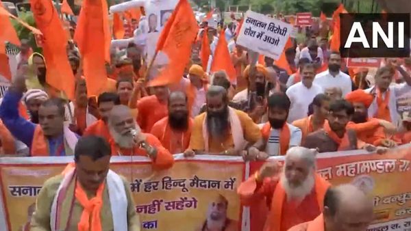 சனாதன ஒழிப்பு முழக்கம்: அமைச்சர் உதயநிதி ஸ்டாலினுக்கு எதிராக டெல்லியில் சாமியார்கள் போராட்டம்!