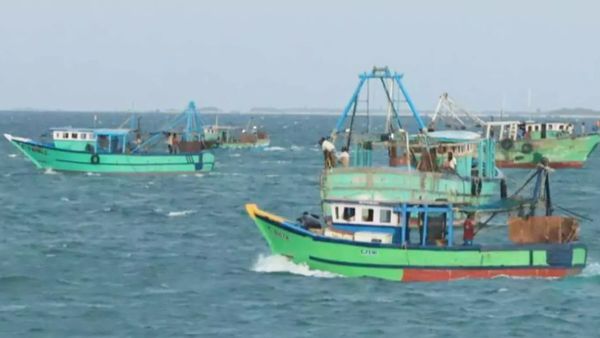 தொடரும் இலங்கை கடற்கொள்ளையர்களின் அட்டூழியம்.. தமிழக மீனவர்களை மீண்டும் கொடூரமாக தாக்கி கொள்ளை