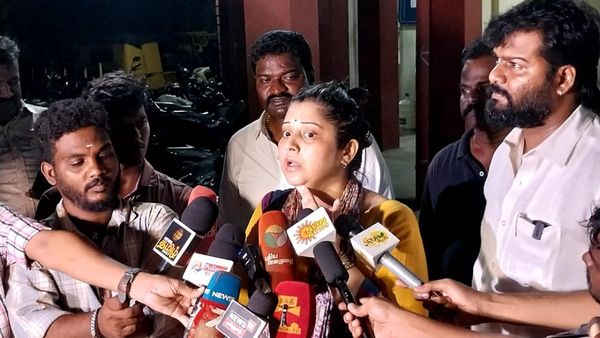 நள்ளிரவில் பரபரப்பு! சீமான் மீதான புகாரை வாபஸ் பெற்றார் நடிகை விஜயலட்சுமி! என்ன நடந்தது! பரபர பேட்டி