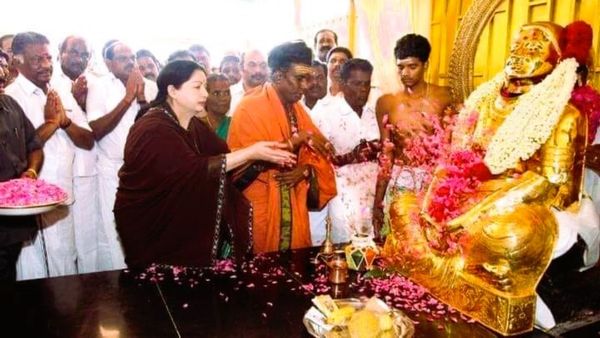 முத்துராமலிங்கத் தேவர் சிலைக்கு ஜெயலலிதா வழங்கிய தங்கக்கவசம்! சுவாரஸ்ய ஃப்ளாஷ்பேக்!