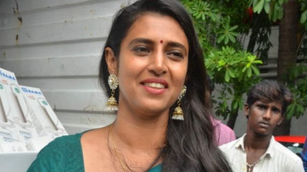 கொடி, இடி , அலை, மலை...எக்ஸ் பக்கத்தில் எகிறி எகிறி கஸ்தூரி போட்ட பதிவு- யாருக்காக? இது 'அவருக்காக'?