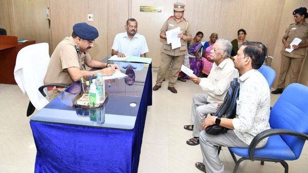 2 கோடி சொத்தை பறித்து அப்பாவை தெருவில் விட்ட மகள்கள்.. சென்னை கமிஷனர் போட்ட அதிரடி உத்தரவு