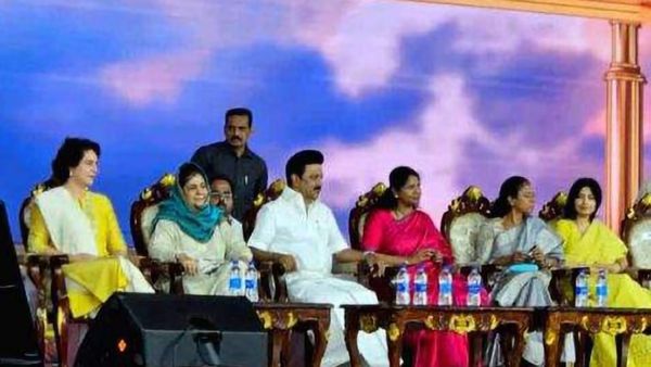 வாரிசு அரசியலின் உச்சம்.. மேடைய கொஞ்சம் பாருங்க.. திமுக மகளிர் உரிமை மாநாட்டை விளாசிய குஷ்பு!