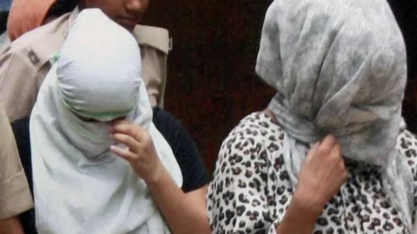 கோவையில் வீட்டில் வைத்து விபச்சாரம்.. சிக்க வைத்த ஆட்டோ டிரைவர்.. கையும் களவுமாக சிக்கிய அழகிகள்