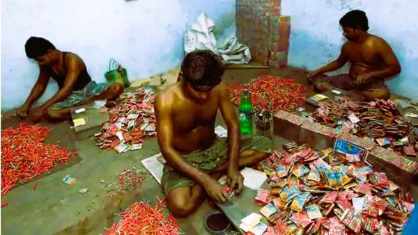 கண்துடைப்பு ஆய்வு! கடமை தவறும் அதிகாரிகள்? காற்றில் பறக்கும் பட்டாசு ஆலை பாதுகாப்பு விதிமுறைகள்!