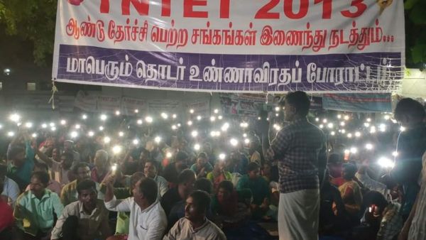 8 மணி வரை கெடு.. ஆசிரியர்கள் போராட்டத்தைக் கைவிட்டு கலைந்து செல்ல போலீசார் அறிவுறுத்தல்!