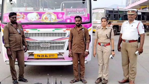 காதை கிழிக்கும் ஹாரன் சத்தம்.. கழட்டுறியா இல்லையா? வண்டிகளை நிறுத்தி சம்பவம் செய்த பெண் ஆர்.டி.ஓ!