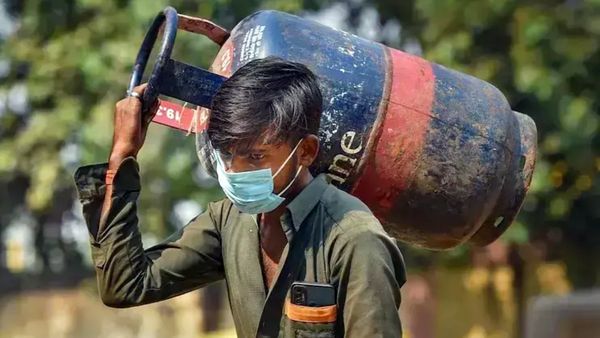 20.. 30 இல்ல.. நேரடியாக ரூ.203 உயர்த்தப்பட்டது வணிக சிலிண்டர்.. மக்கள் பெரிய ஷாக்.. புது விலை என்ன?