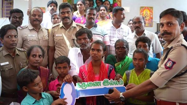 சொந்த காசில் வீடு கட்டிக்கொடுத்து, சீர்வரிசை சுமந்த விருத்தாச்சலம் போலீஸ்.. நெகிழ்ந்த ஏழை குடும்பம்