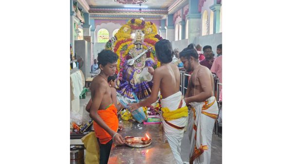 விஜயதசமி கோலாகலம்..கூத்தனூர் சரஸ்வதி கோவிலில் வித்யாரம்பம்.. நெல்மணிகளில் எழுதிய குழந்தைகள்