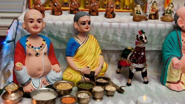 நவராத்திரி.. வீடுகளில் களைகட்டும் பிரம்மோற்சவம்.. கொலு வைத்து கொண்டாடினால் அம்பிகை குடியேறுவாள்