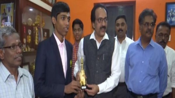 நிலவில் பிரக்யான்.. தமிழ்நாட்டில் பிரக்ஞானந்தா.. வீடு தேடி வந்து பாராட்டிய இஸ்ரோ தலைவர் சோம்நாத்