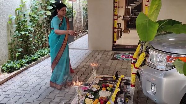 ஆயுதபூஜை.. பயபக்தியுடன் காருக்கு பூஜை போட்ட சசிகலா.. 