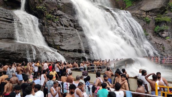 குற்றாலம் அருவியில் குளிக்க தடை.. விடுமுறைக்கு குவிந்த சுற்றுலா பயணிகள் ஏமாற்றம்!