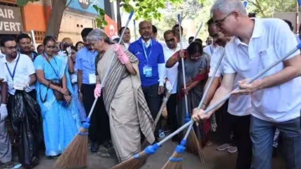துடைப்பத்தை பிடித்தபடி வீதியில் இறங்கிய நிர்மலா சீதாராமன்.. வியந்து பார்த்த கோவை