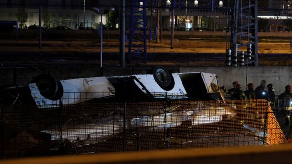 பாலத்திலிருந்து கவிழ்ந்த சுற்றுலா பேருந்து.. பரிதாபமாக பறிபோன 21 உயிர்கள்! இத்தாலியில் சோகம்