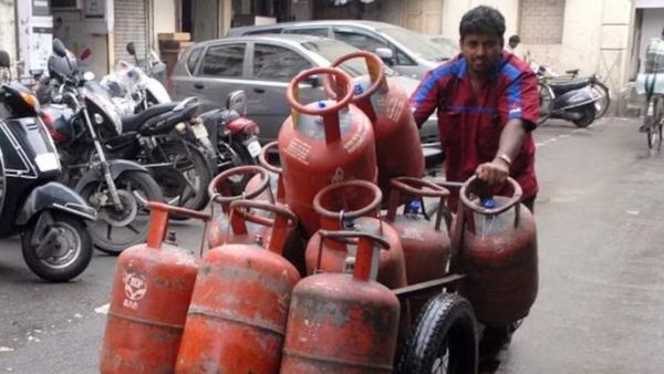 உஜ்வாலா திட்டத்தில் கேஸ் சிலிண்டர் விலை 300 வரை குறைவு ..பெண்கள் எப்படி விண்ணப்பிப்பது?