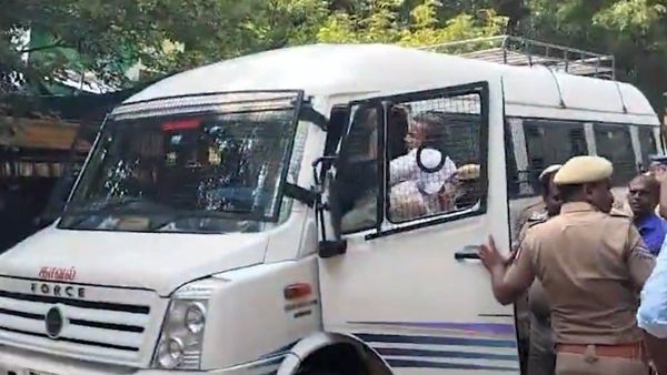 சதுரகிரி கோயிலுக்கு செல்ல அனுமதி மறுப்பு.. இந்து முன்னணியினர் போராட்டம்.. குண்டுகட்டாக கைது