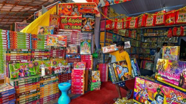 போட்றா வெடிய.. தீபாவளி கொண்டாட்டம் ஸ்டார்ட்! இன்று சென்னை தீவுத் திடலில் தொடங்கும் பட்டாசு விற்பனை