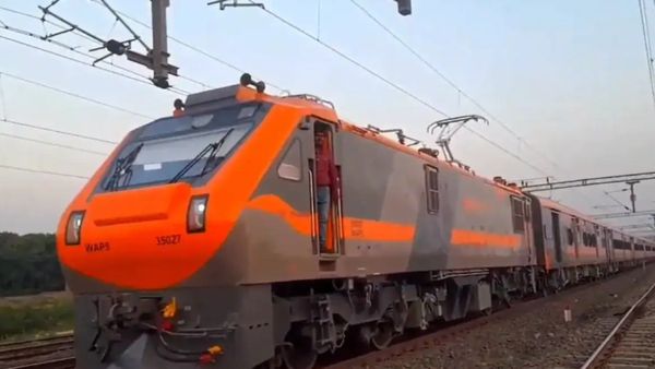 தமிழகத்துக்கே மகிழ்ச்சி.. படுக்கை வசதியுடன் வந்தே பாரத் ரயில்.. ஓஹோ, இதைதான் சொன்னாங்களா? பளபள ஆரஞ்சு