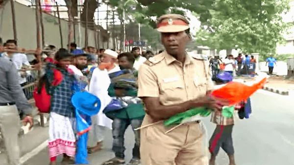 சென்னை சேப்பாக்கம் மைதானத்தில் தேசியக் கொடியை குப்பை தொட்டியில் போட முயன்ற எஸ்ஐ.. பாய்ந்த நடவடிக்கை