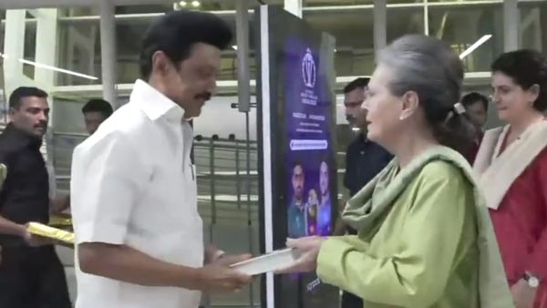நள்ளிரவில் திடீரென ஏர்போர்ட் வந்த முதல்வர் ஸ்டாலின்.. சோனியா காந்திக்கு கொடுத்த கிப்ட்! என்ன பாருங்க