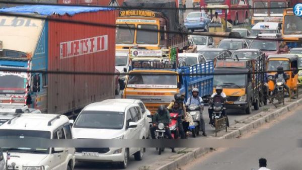 காஞ்சிபுரத்தில் ஒரே கூட்டம்.. செவிலிமேடு பாலத்தில் பார்த்தீங்களா.. 3 கி.மீட்டருக்கு நிக்குதாமே