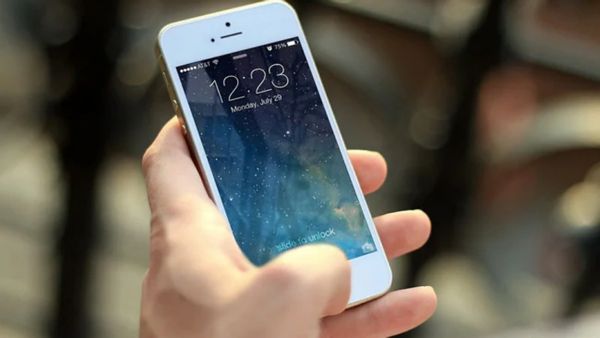 உங்க ஸ்மார்ட் போன்கள் பாதுகாப்பாக இருக்கனுமா? இந்த 7 சீக்ரெட் எண்களை அவசியம் தெரிஞ்சு வச்சுக்கோங்க