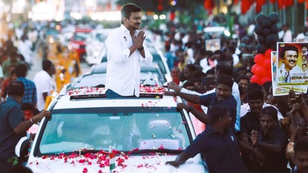 ''வருங்கால முதலமைச்சர் உதயநிதி.. வேண்டாம்ணு சொன்னா நாங்க விட்ருவோமா''? திமுக தொண்டர் வைத்த ட்விஸ்ட்!