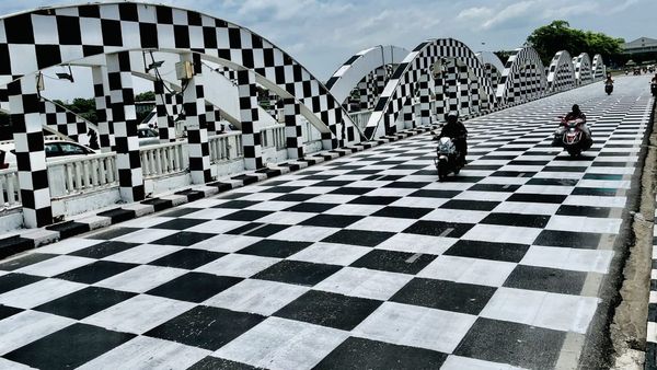 குண்டும் குழியுமான சென்னை நேப்பியர் பாலம்.. பைக்கில் சென்ற இளைஞர் பலத்த காயம்.. மருத்துவமனையில் அனுமதி