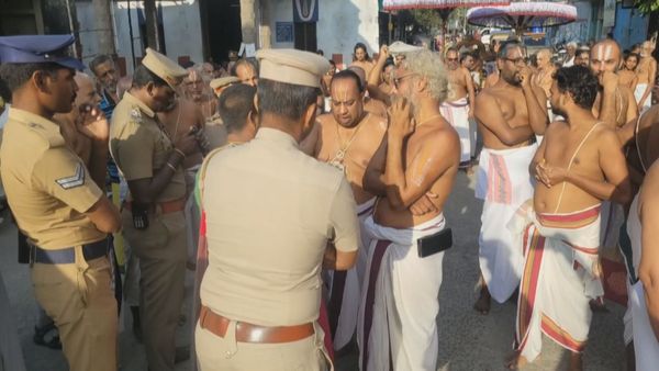 மீண்டும் மீண்டும்.. வடகலை - தென்கலை அர்ச்சகர் மோதல்! களேபரமான காஞ்சி கோயில்! முகம் சுளித்த பக்தர்கள்