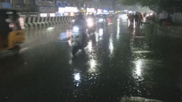 சென்னையை வெளுத்தெடுக்கும் மழை.. இன்னும் 2 மணி நேரத்துக்கு விடாதாம்! நெரிசலில் சிக்கிய வாகன ஓட்டிகள்!