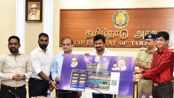 சென்னையில் ஃபார்முலா ரேஸிங் சர்க்யூட் 2023 இரவுப்போட்டி! உதயநிதி ஸ்டாலினுக்கு முதல் டிக்கெட்!