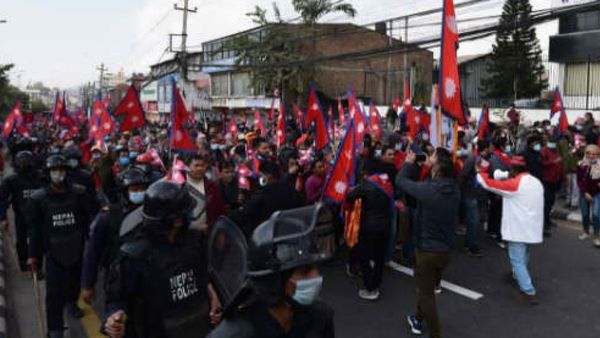 மீண்டும் மன்னர் ஆட்சிதான் வேண்டும்.. நேபாளத்தில் வெடித்த போராட்டம்.. காத்மாண்டுவில் டென்ஷன்