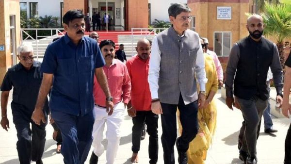 சுத்து போடும் நெருக்கடி மேகங்கள்.. டெல்லி புறப்பட்டுச் சென்றார் ஆளுநர் ரவி! பிளான் என்ன?