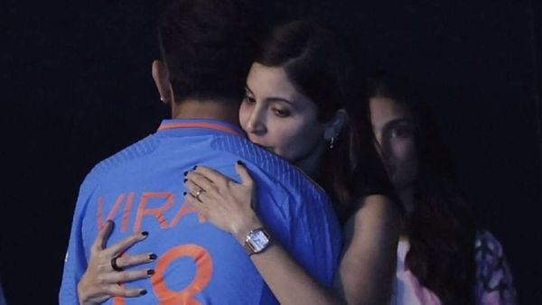 கலங்காதீங்க! உலக கோப்பை தோல்வியால் உடைந்துபோன விராட் கோலி.. தட்டி கொடுத்து அனுஷ்கா சர்மா ஆறுதல்